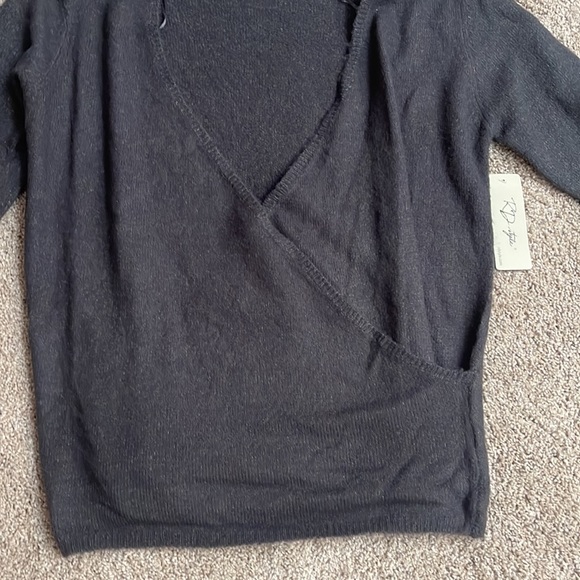 NEW Sweater - Picture 3 of 5